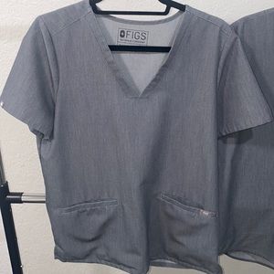 Figs grey scrub top, 2 pockets. Size M